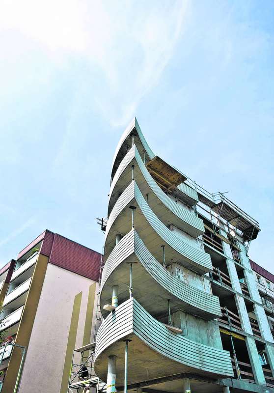 Geschwungene Balkone an den Seiten des Neubaublocks erinnern an Segel und brechen die Regelmäßigkeit der WBS-70-Platte vom Typ "Dresden". Sie gehören zu den neuen Wohnungen, die umgestaltete Grundrisse haben werden.